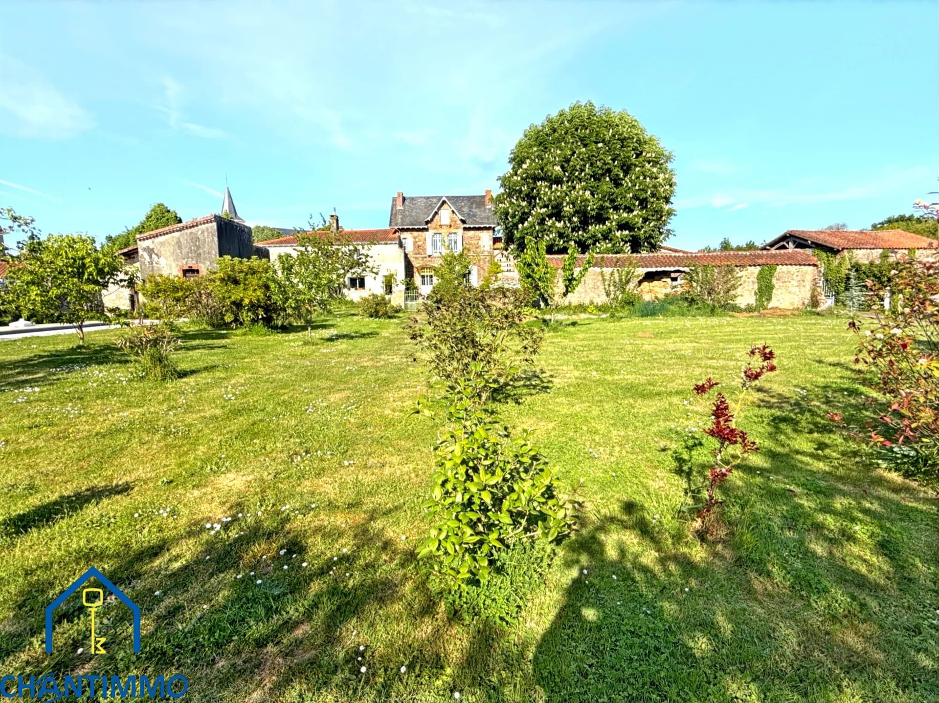 Charming Property With Heated Pool And Landscaped Park — in France