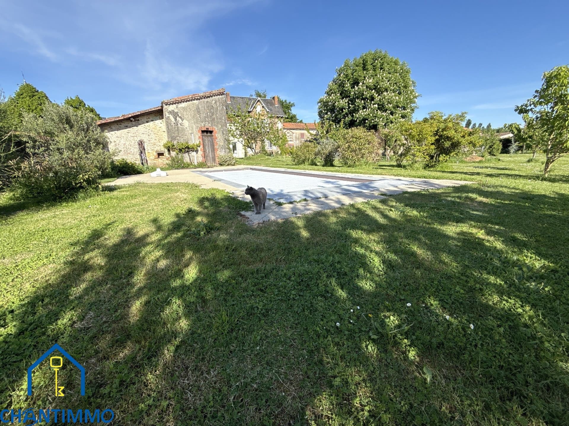 Charming Property With Heated Pool And Landscaped Park 2