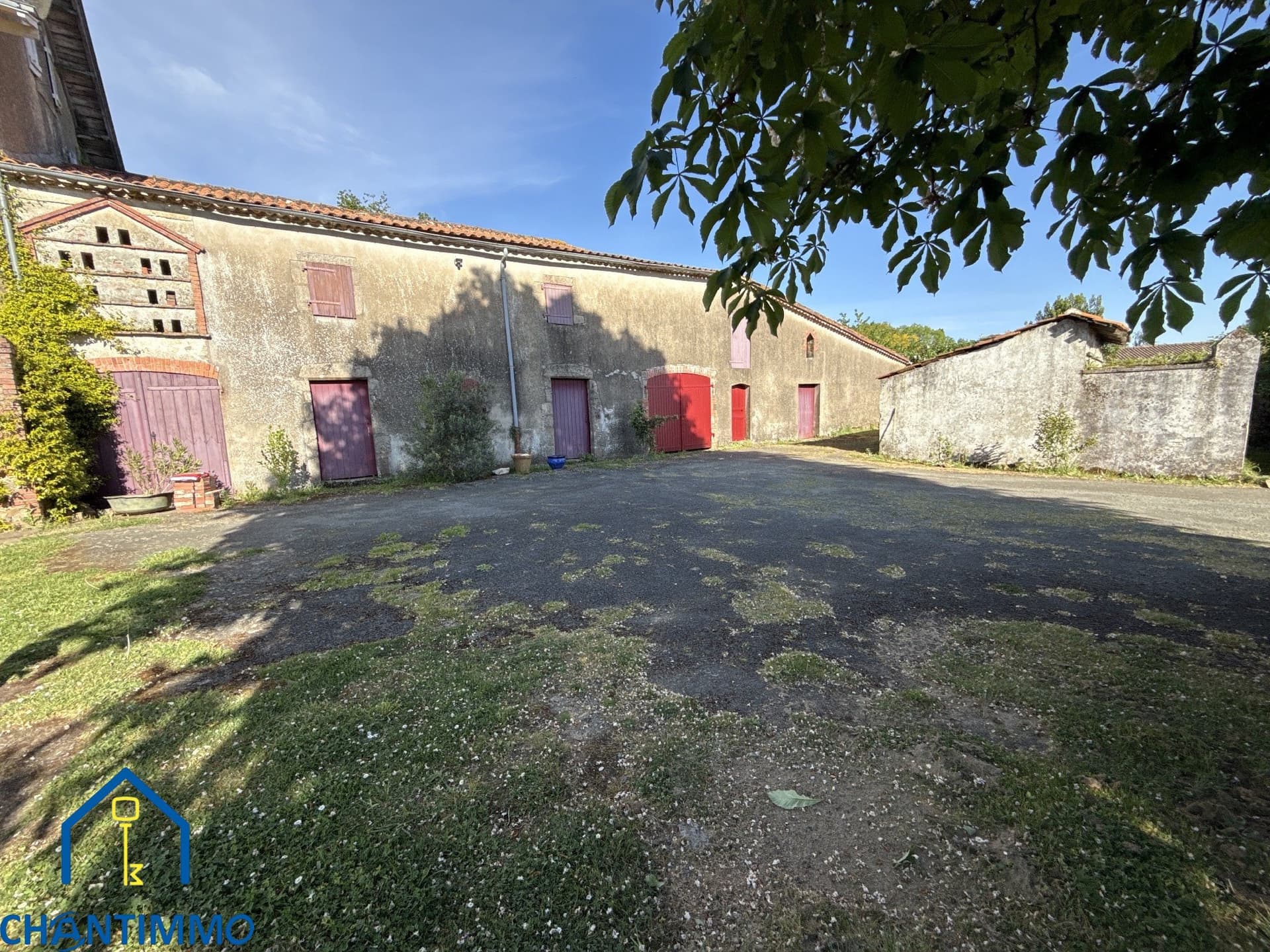 Charming Property With Heated Pool And Landscaped Park 3