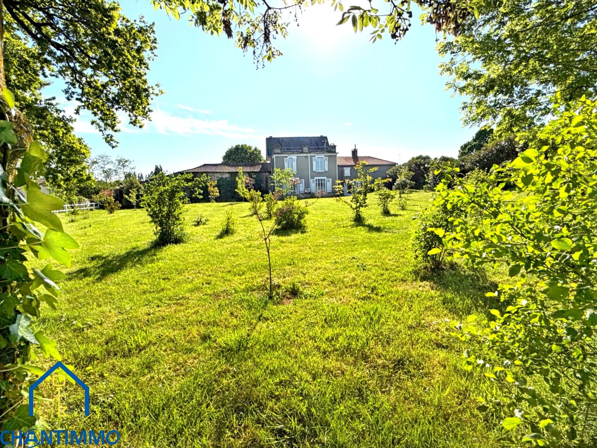 Charming Property With Heated Pool And Landscaped Park 4