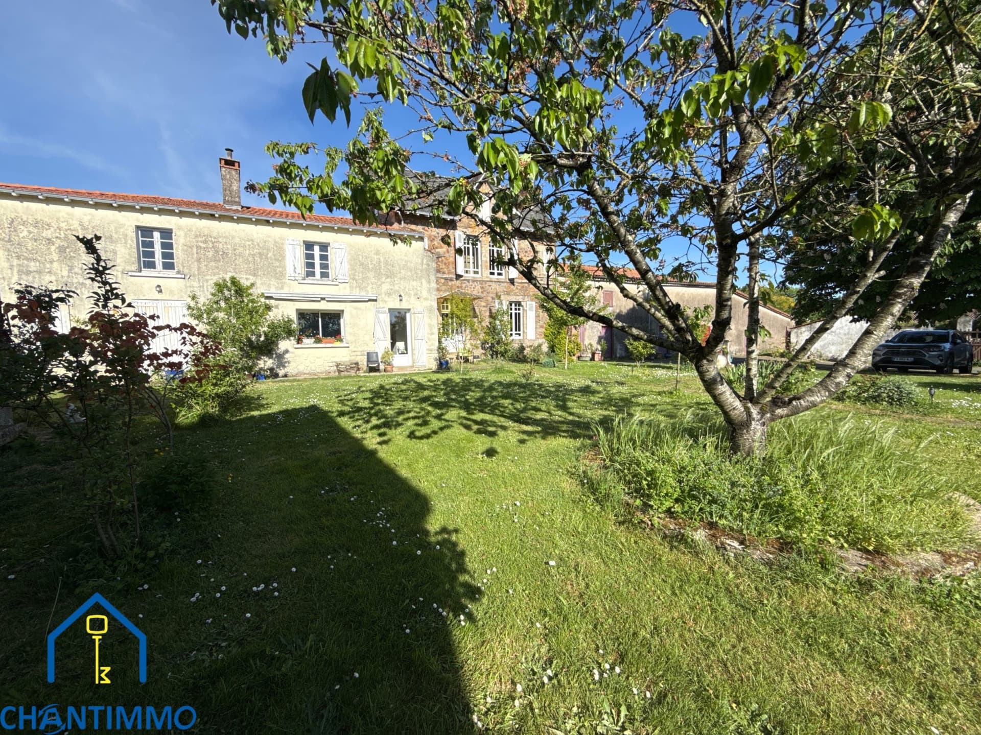 Charming Property With Heated Pool And Landscaped Park 5