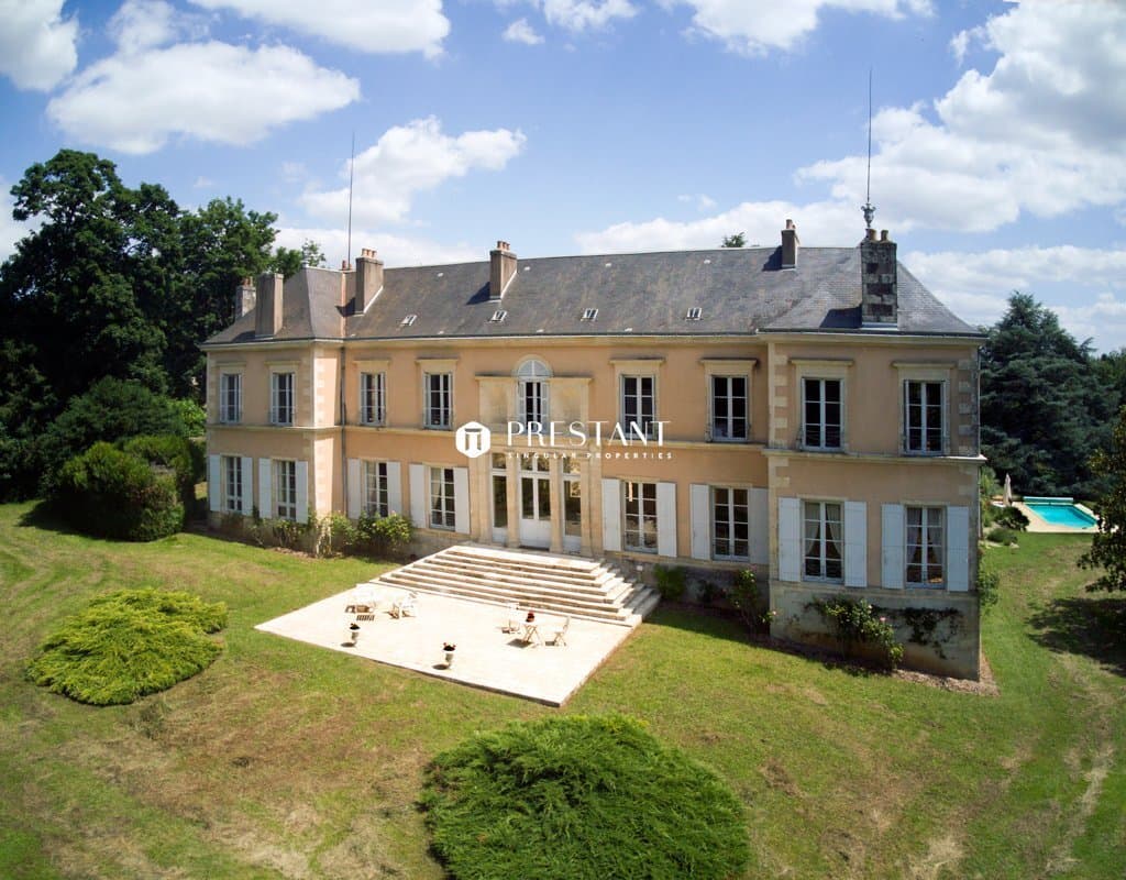 Stunning 19th Century Château With Extensive Grounds And Outbuildings — Château for sale in Vienne, Nouvelle-Aquitaine