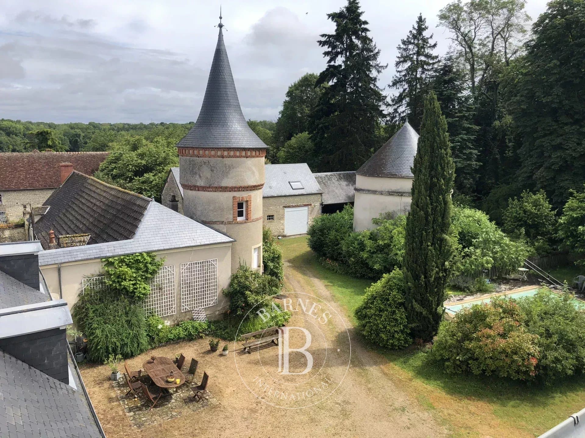 Château with 450 Sqm Living Space and 8 Bedrooms Near Bourges 3