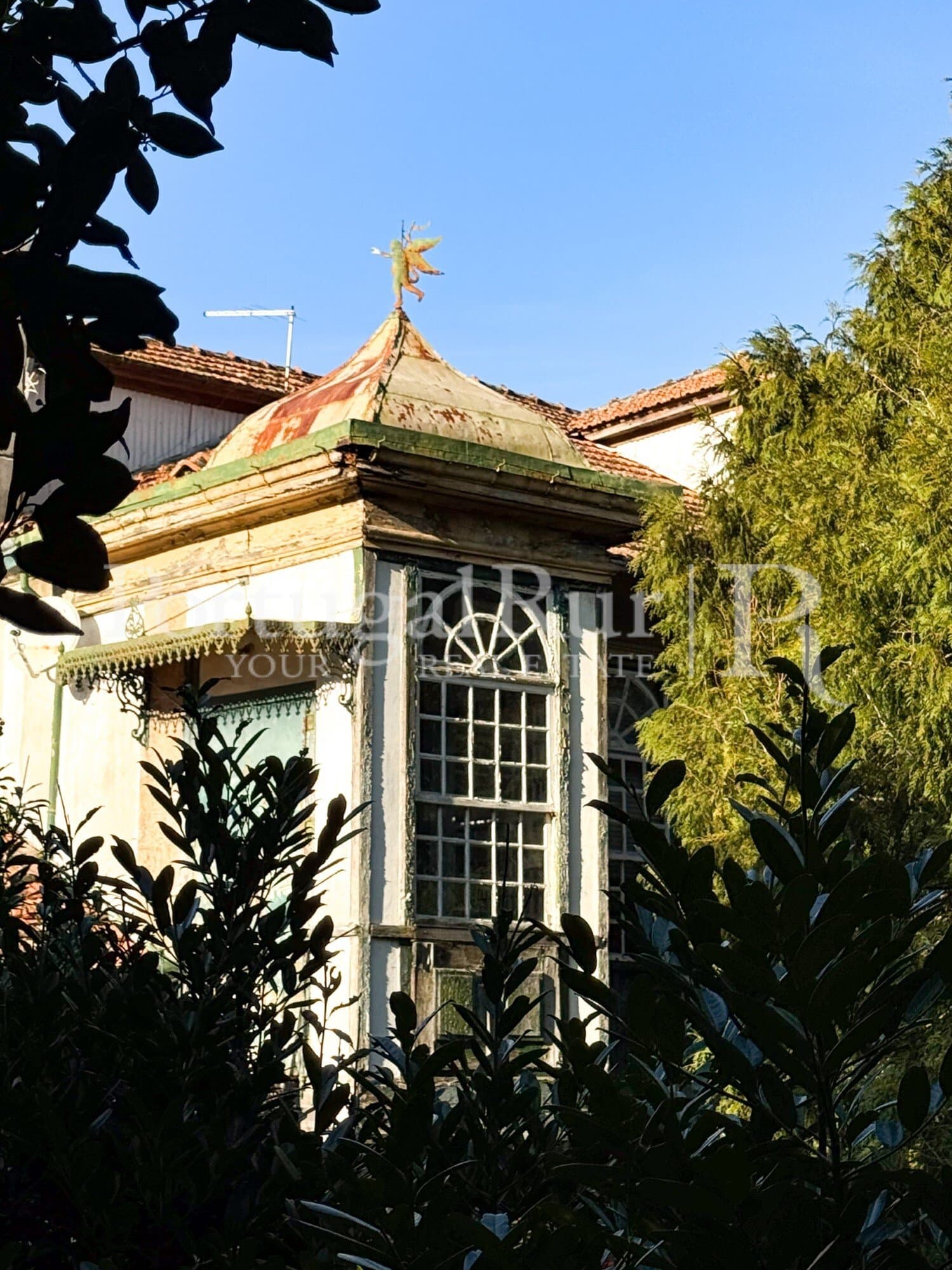 Historic Manor House With 15 Bedrooms And Expansive Gardens 2