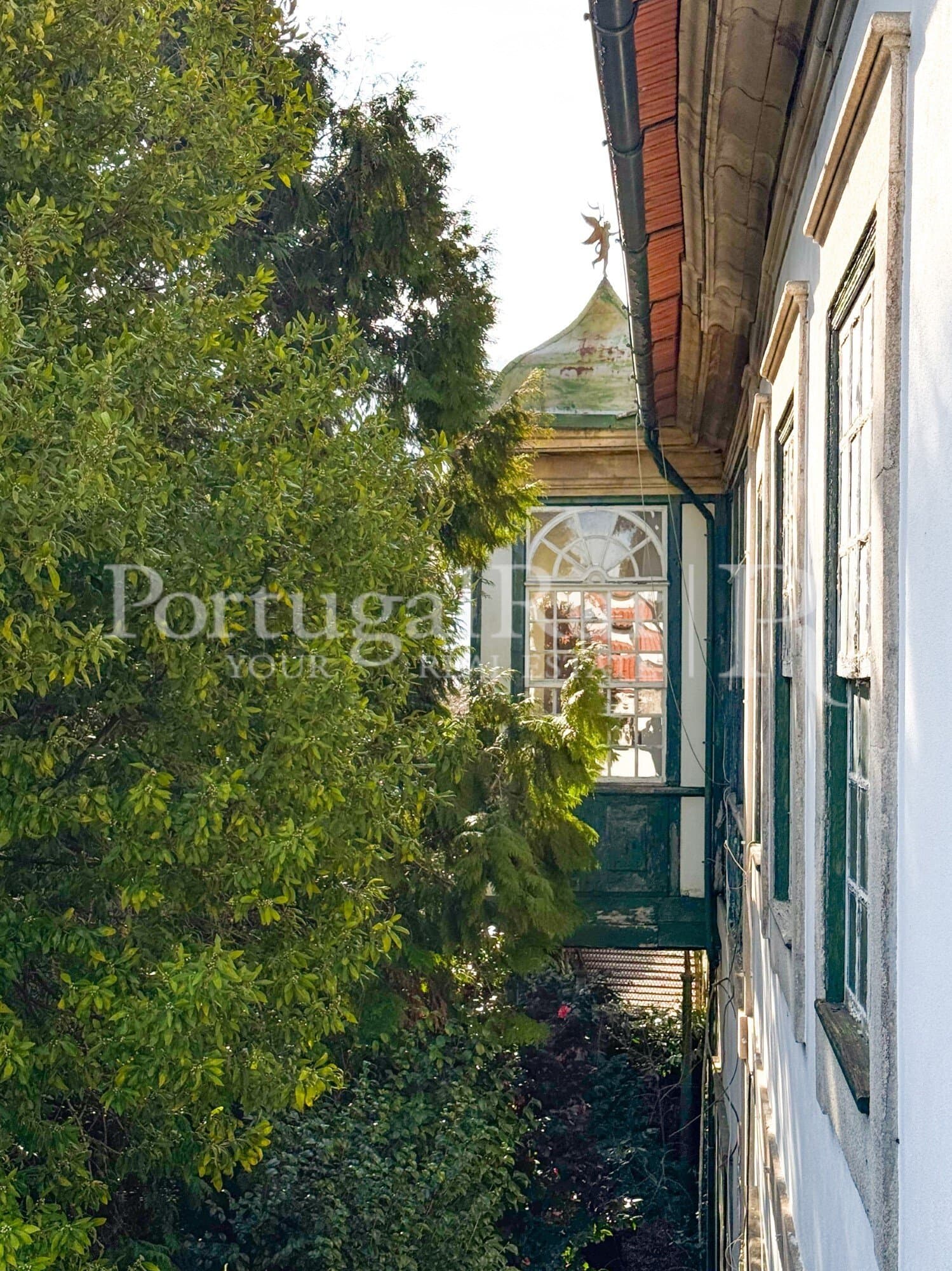 Historic Manor House With 15 Bedrooms And Expansive Gardens 4