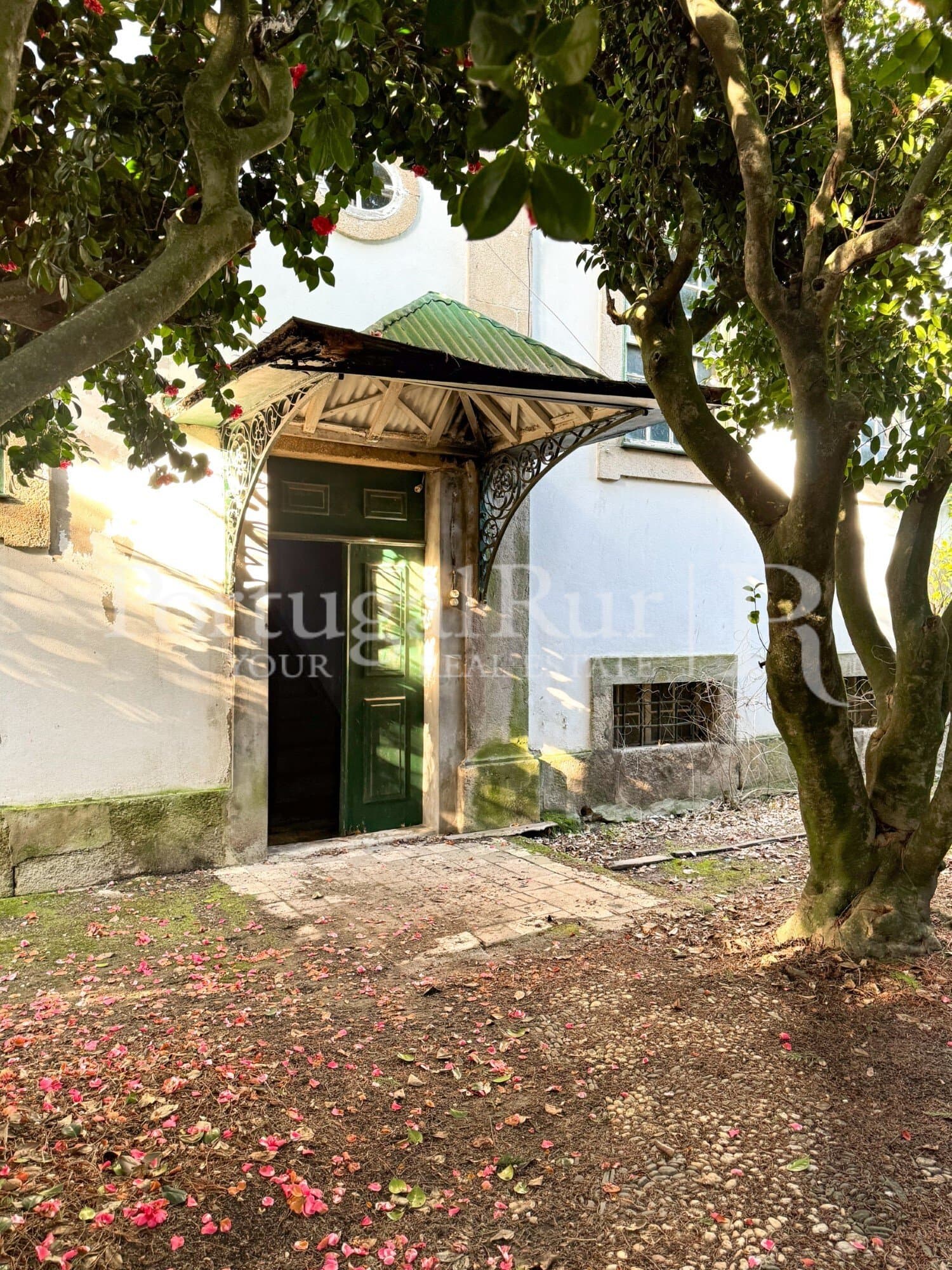 Historic Manor House With 15 Bedrooms And Expansive Gardens 5