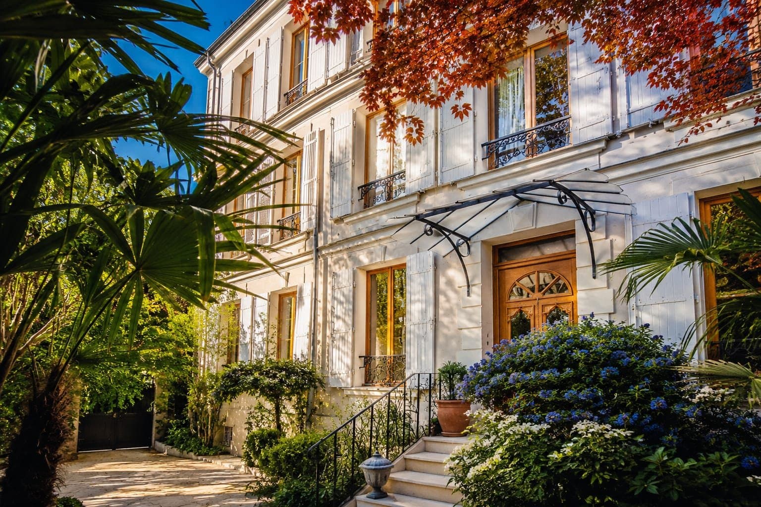 Exceptional Townhouse With Private Parking Near Paris