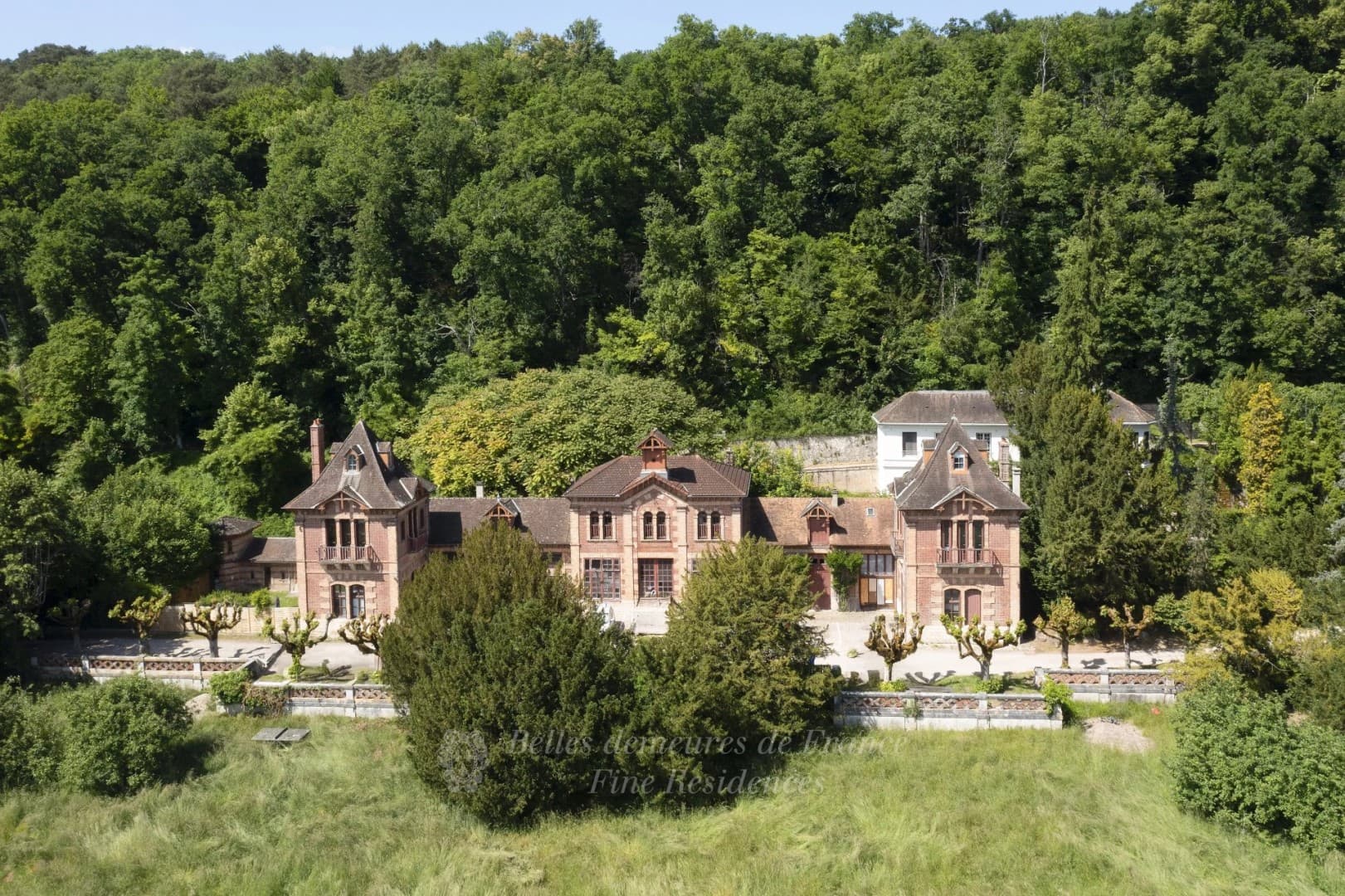 Magnificent Château With Event Potential Surrounded By Wooded Grounds 2