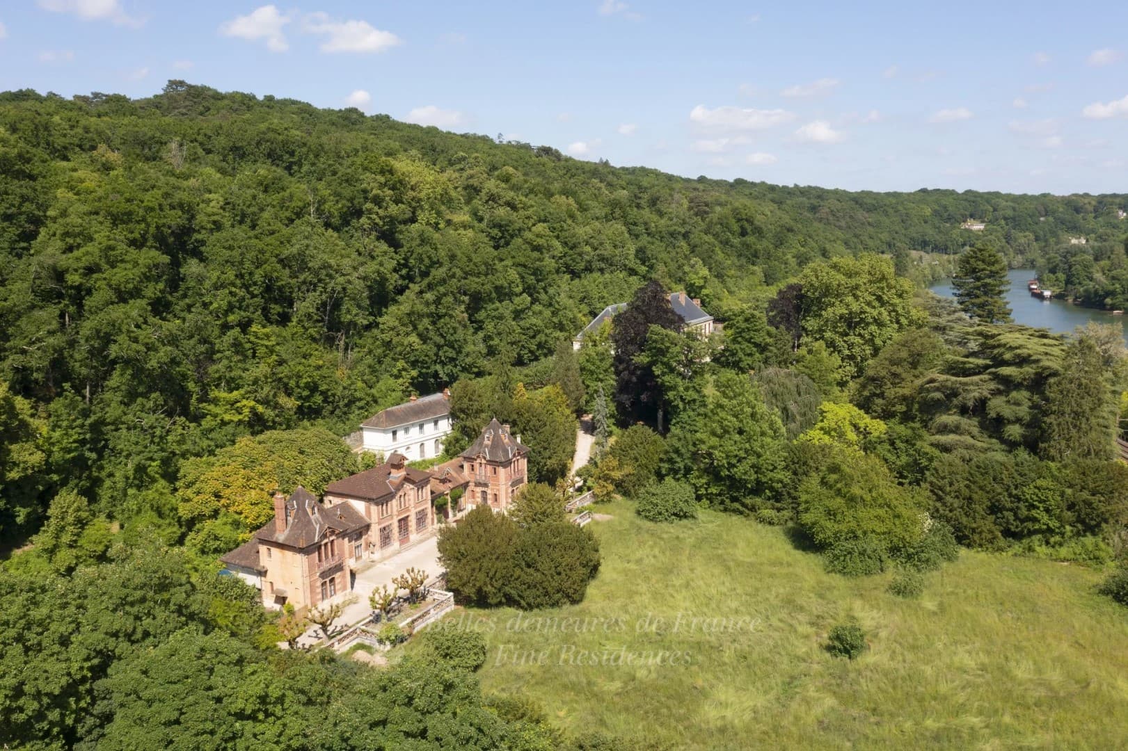 Magnificent Château With Event Potential Surrounded By Wooded Grounds 3