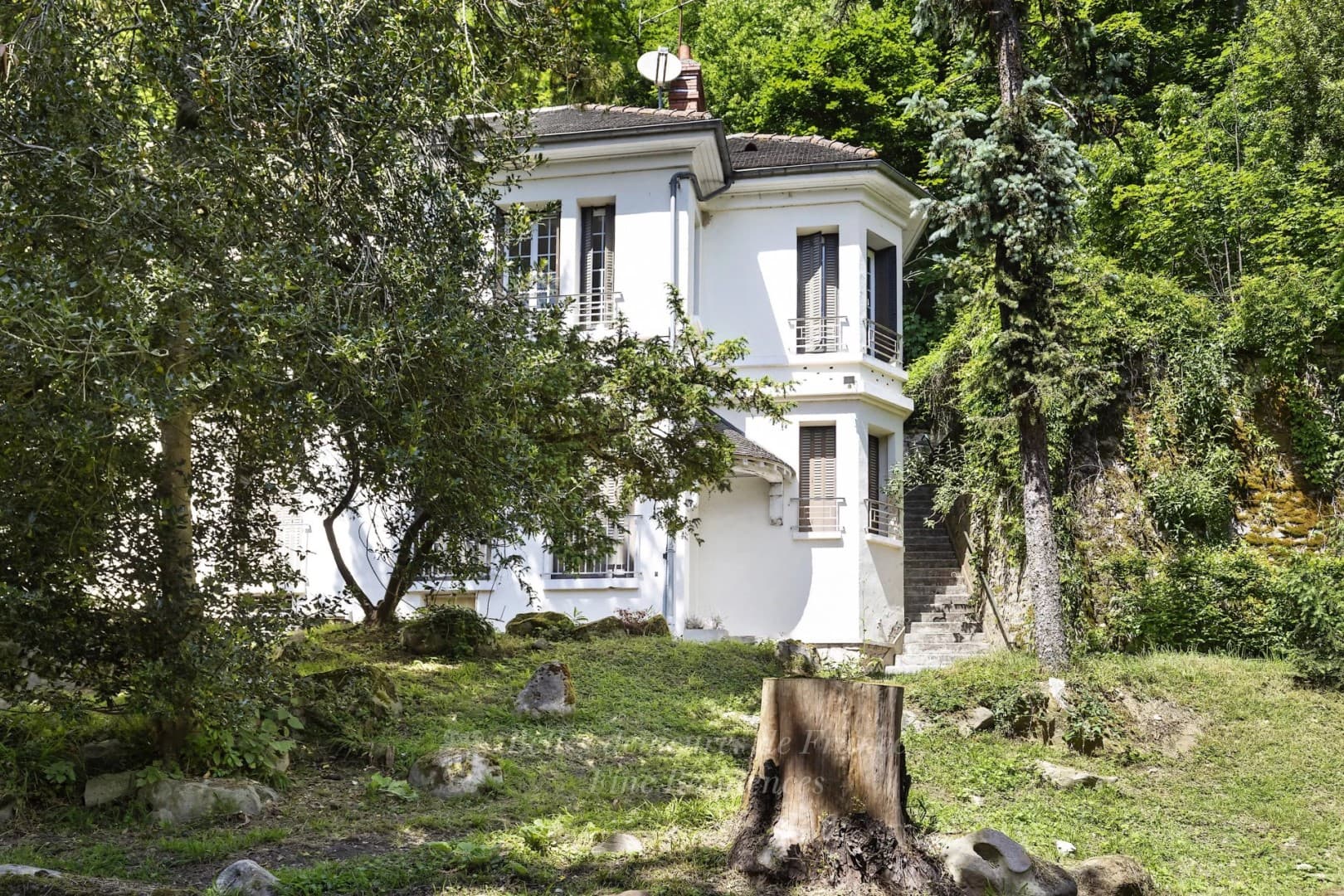 Magnificent Château With Event Potential Surrounded By Wooded Grounds 5