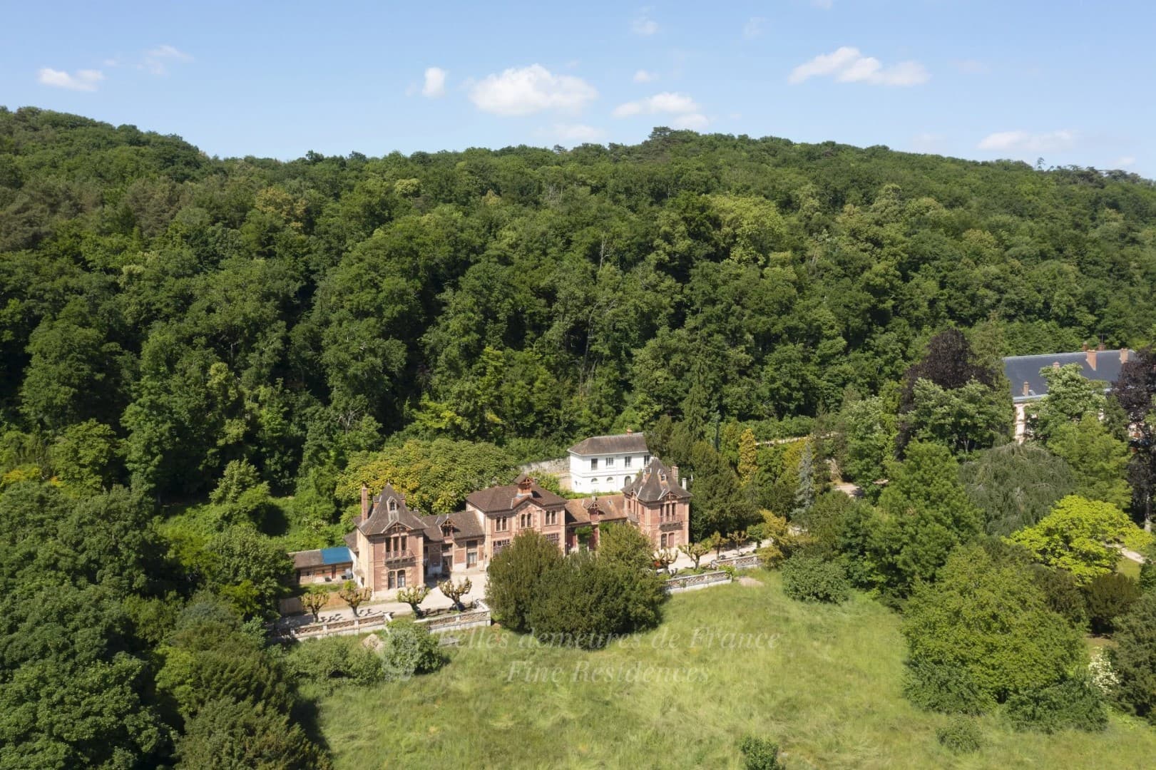 Magnificent Château With Event Potential Surrounded By Wooded Grounds 5