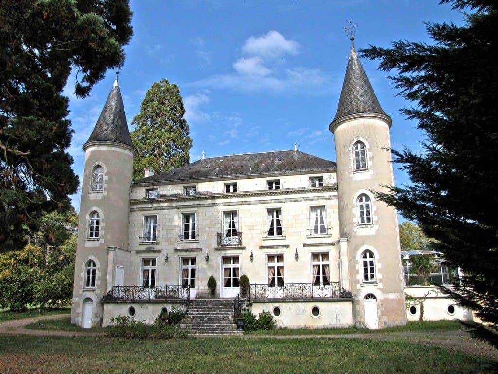 Château with 11 Bedrooms and Heated Swimming Pool in a 4.6 Hectare Park — Château for sale in France
