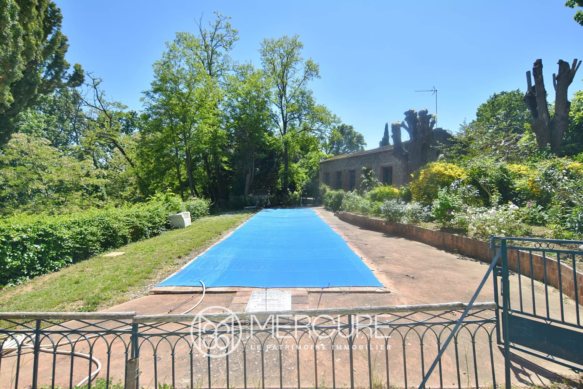 Stunning Late 18th Century Château With Pool And Expansive Park