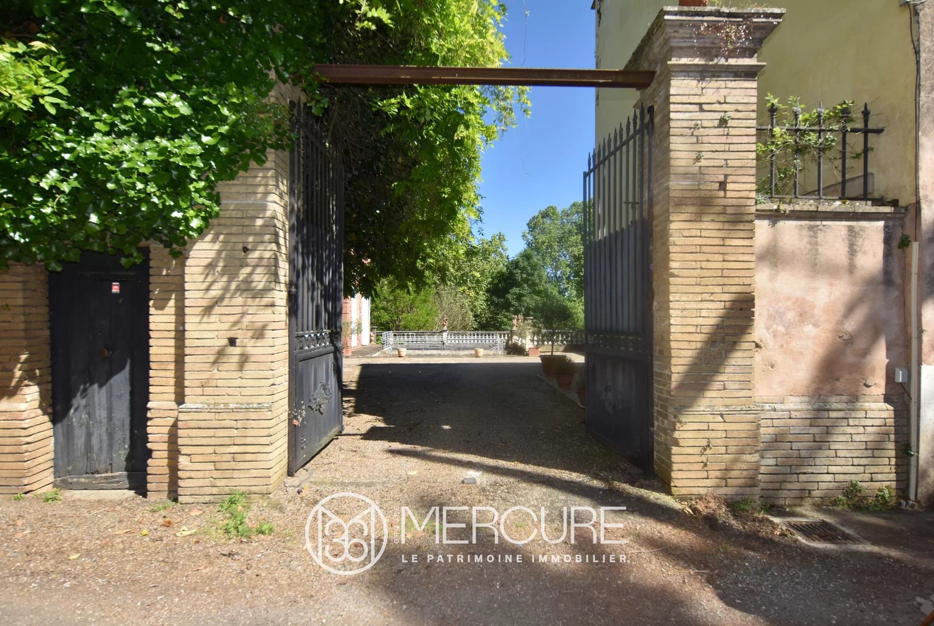 Stunning Late 18th Century Château With Pool And Expansive Park 5