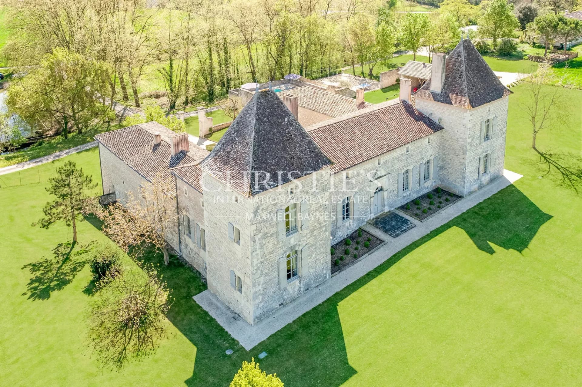 Elegant 17th Century Château with Heated Pool and Panoramic Views 3