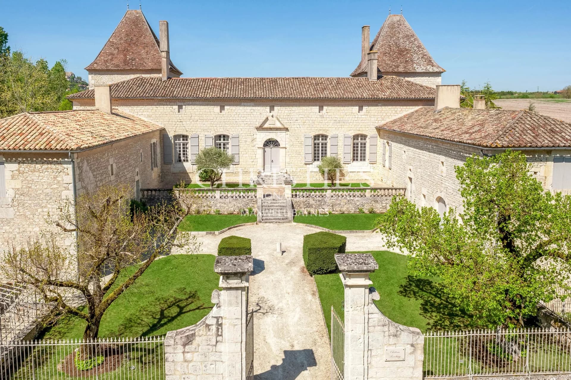 Elegant 17th Century Château with Heated Pool and Panoramic Views 5