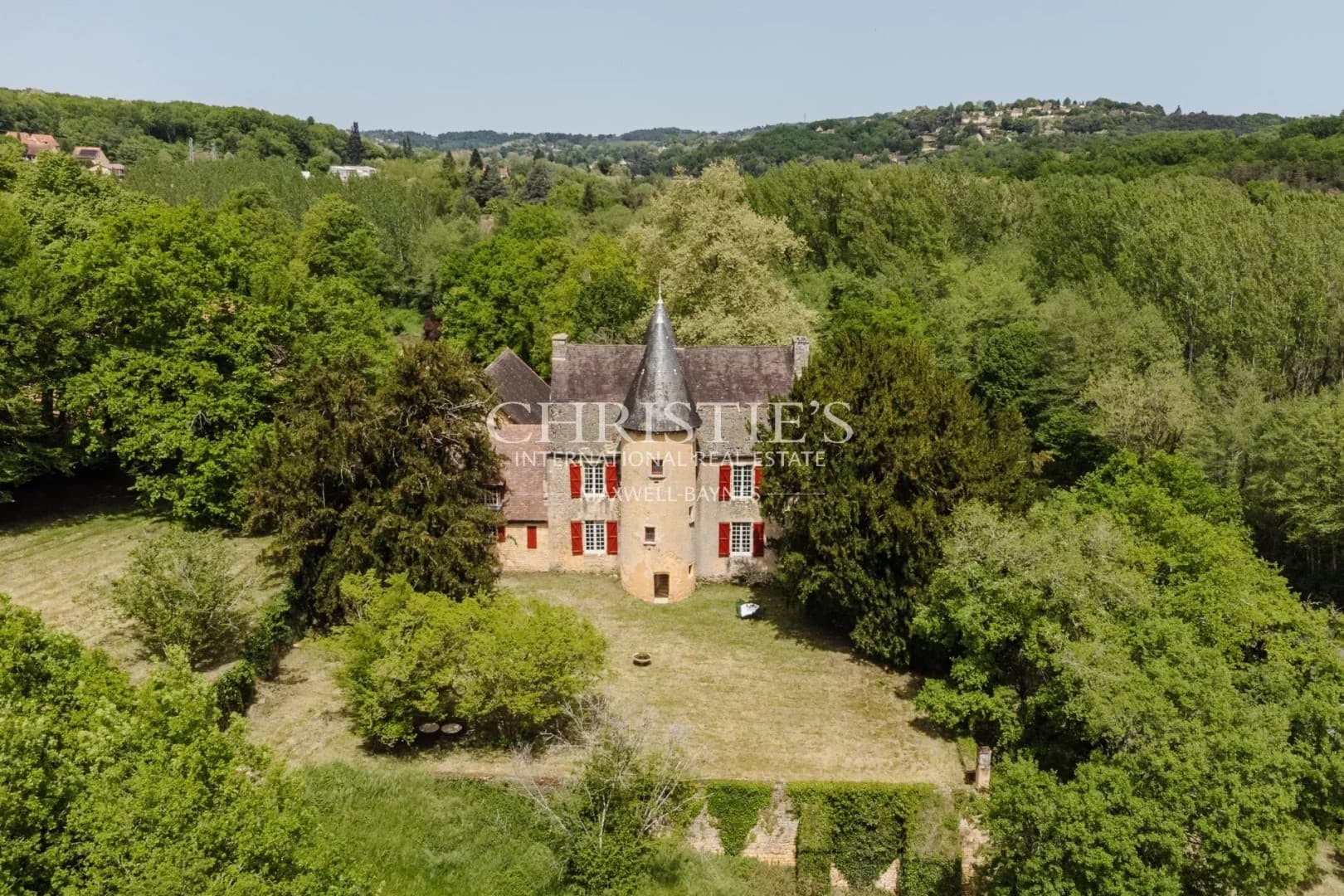 Historic Renaissance Château With 5 Bedrooms And Expansive Grounds 5