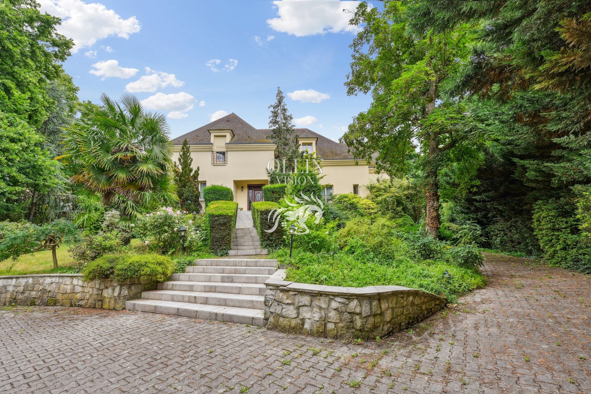 Exceptional Residence with Pool and Tennis Court Near Paris — in Île-de-France, France