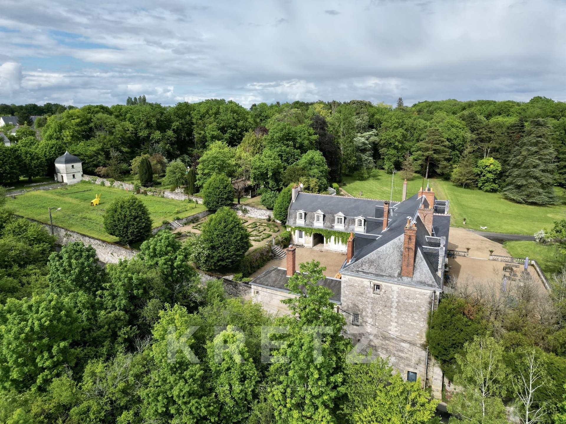 Historic 18th Century Château With Extensive Grounds Near Tours 4