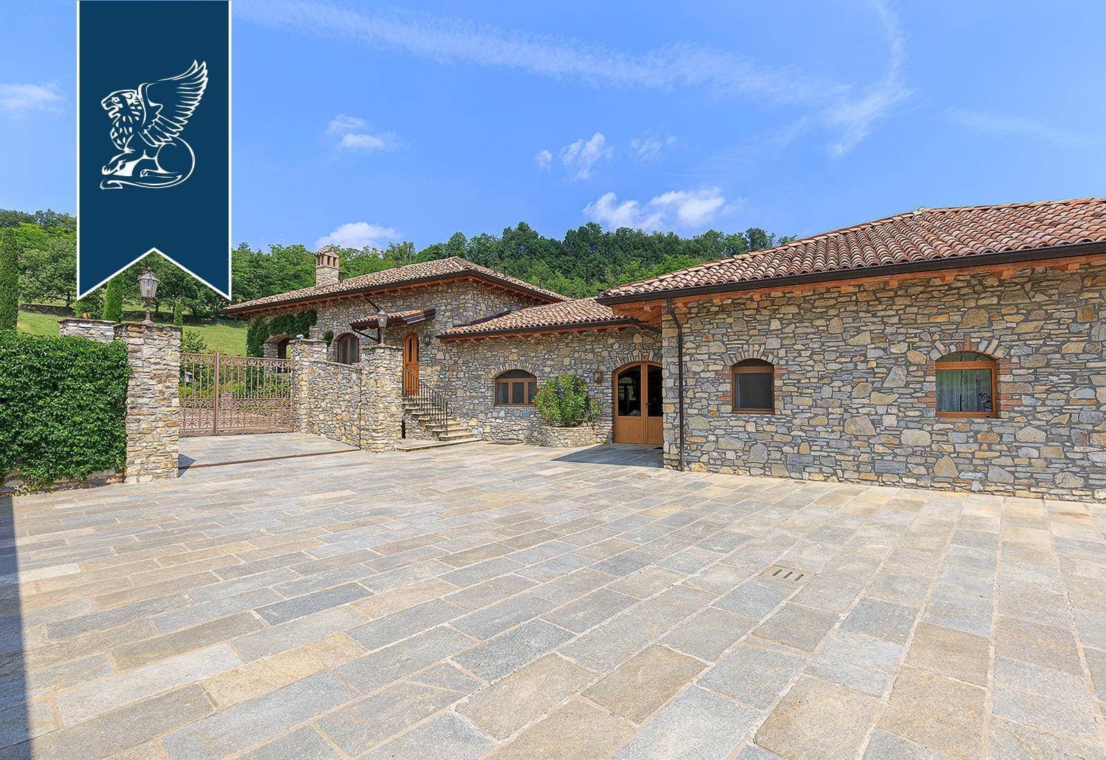 Stunning Hamlet With 2500 Sqm And 30 Hectares Of Grounds 2