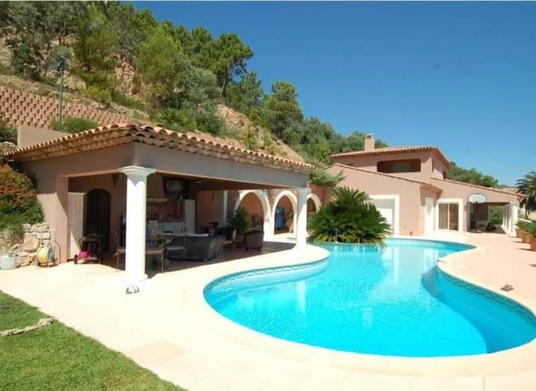 Stunning Villa With Sea View And Landscaped Garden 4