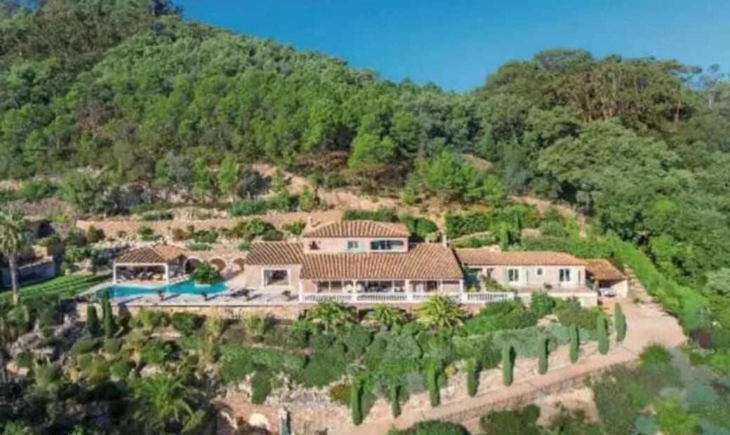Stunning Villa With Sea View And Landscaped Garden 5
