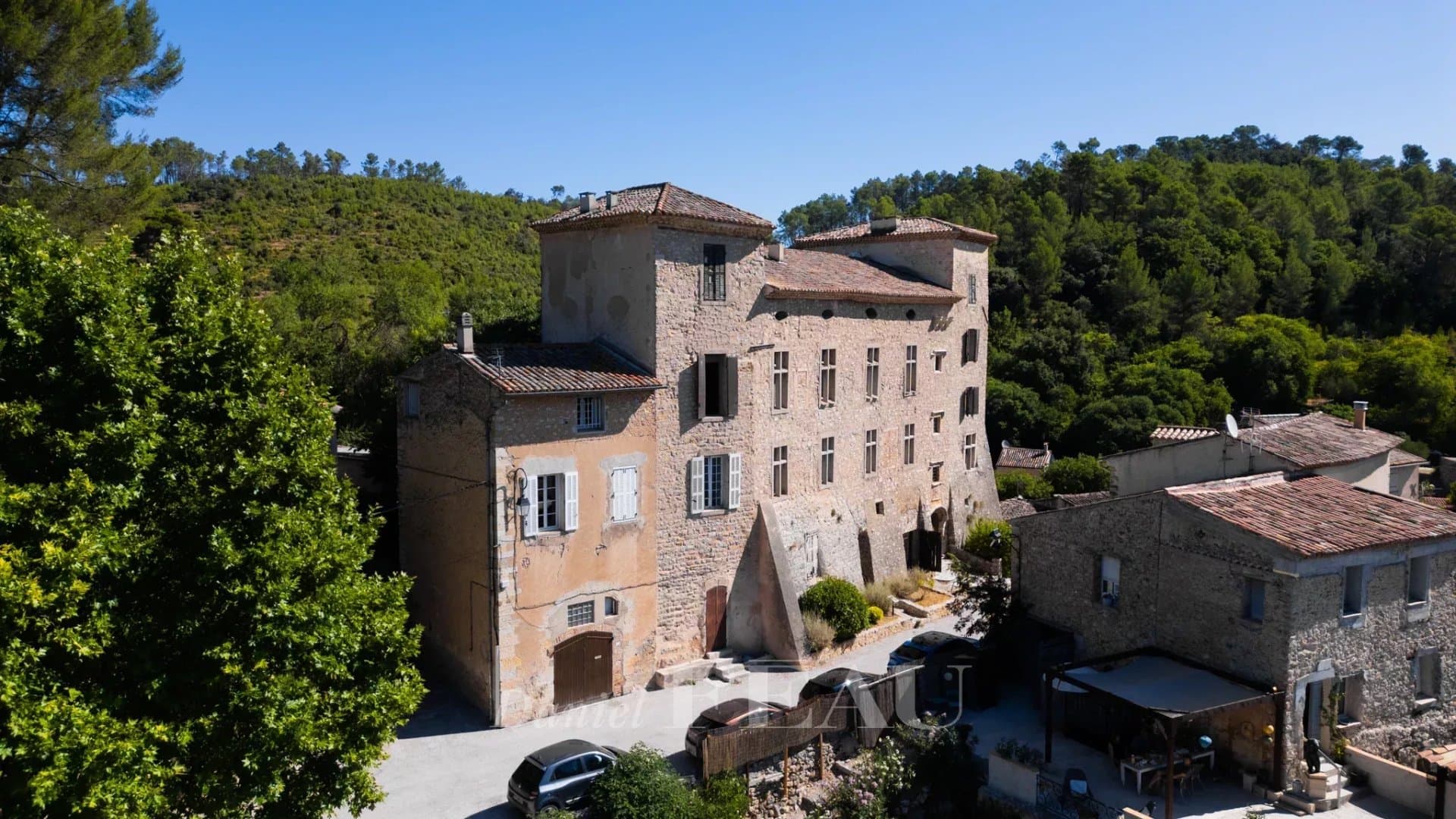 Historic Château With Spiral Staircase And Vaulted Cellars — Château for sale in France