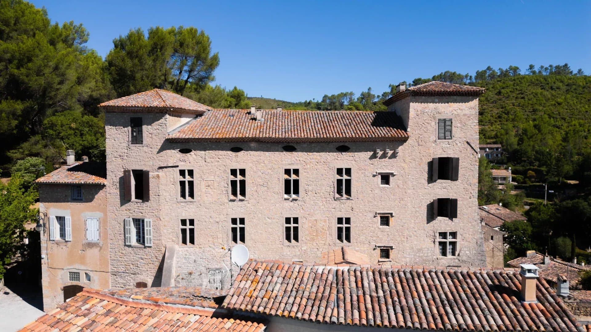 Historic Château With Spiral Staircase And Vaulted Cellars 2