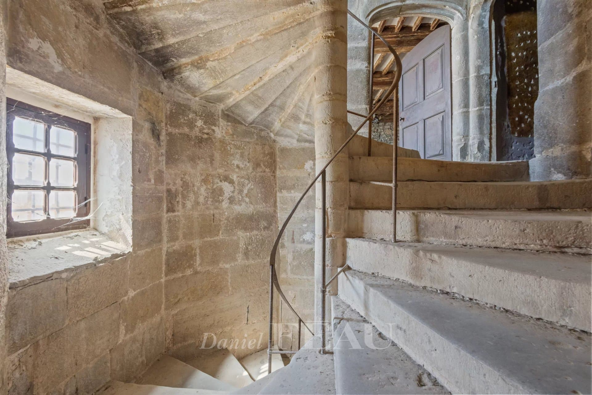 Historic Château With Spiral Staircase And Vaulted Cellars 4