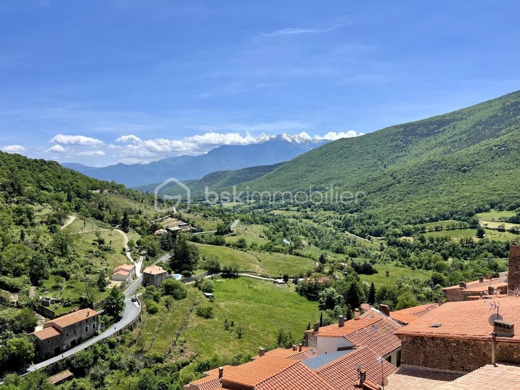 Historic Castle with 3 Bedrooms and Cellar 2