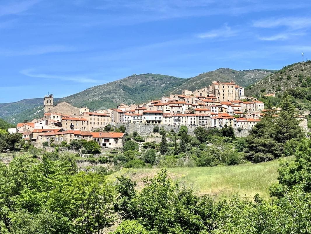 Historic Castle with 3 Bedrooms and Cellar 3