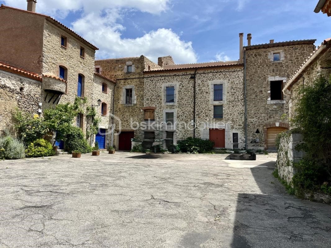Historic Castle with 3 Bedrooms and Cellar 4