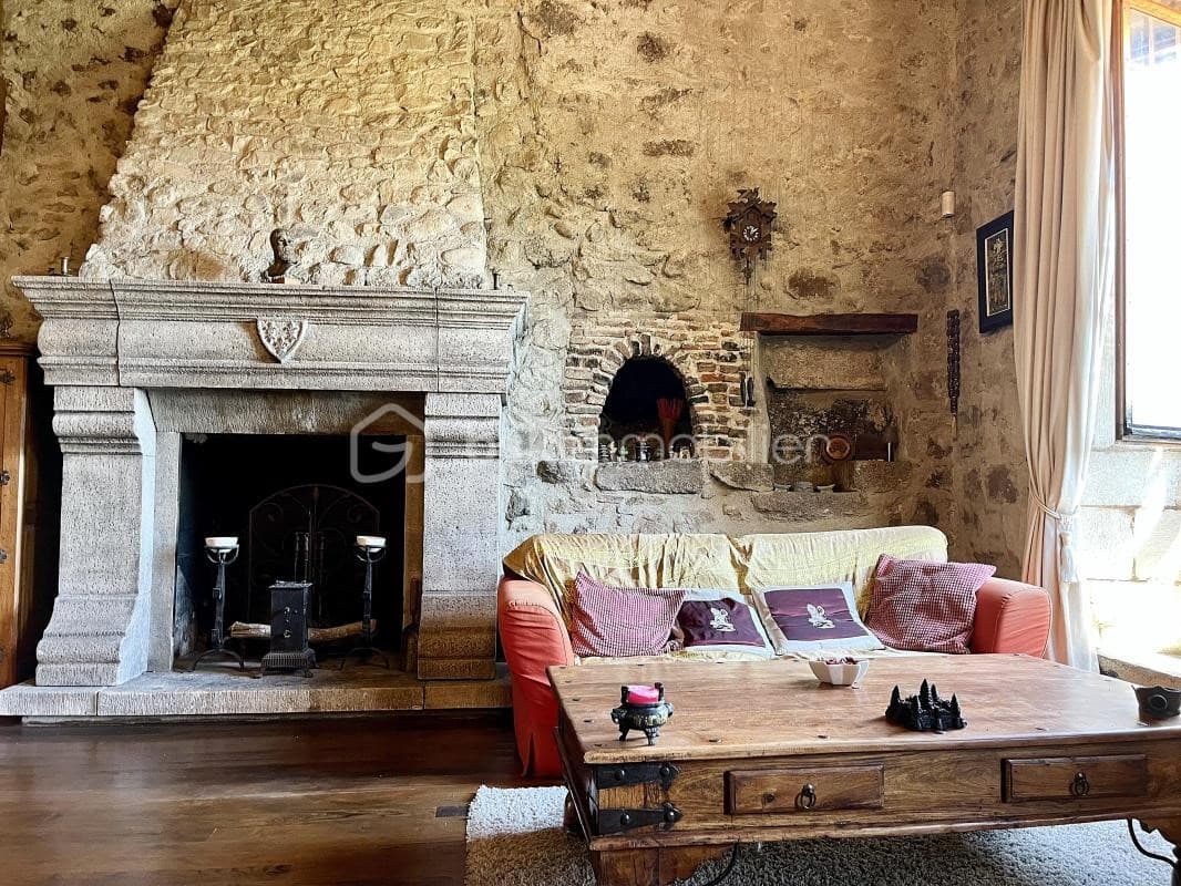 Historic Castle with 3 Bedrooms and Cellar 5