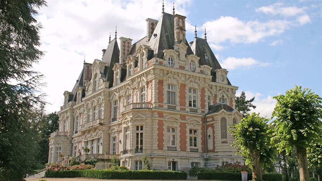 Exceptional Château with 18 Bedrooms and Extensive Grounds 5