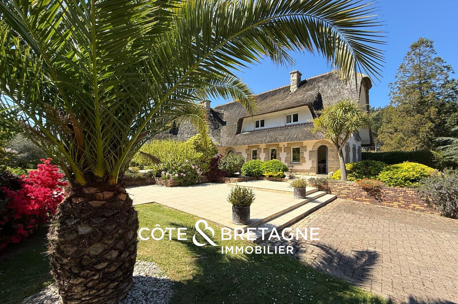 Prestigious Property with Indoor Pool, Tennis Court, and 6 Hectares of Park — in Brittany, France