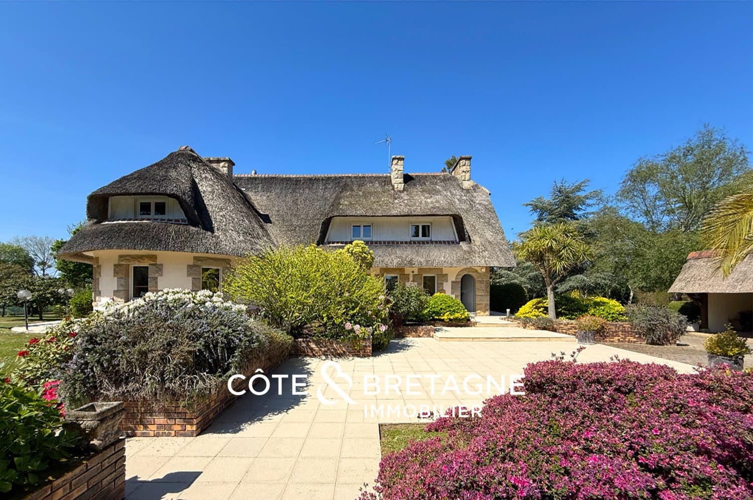 Prestigious Property with Indoor Pool, Tennis Court, and 6 Hectares of Park 3