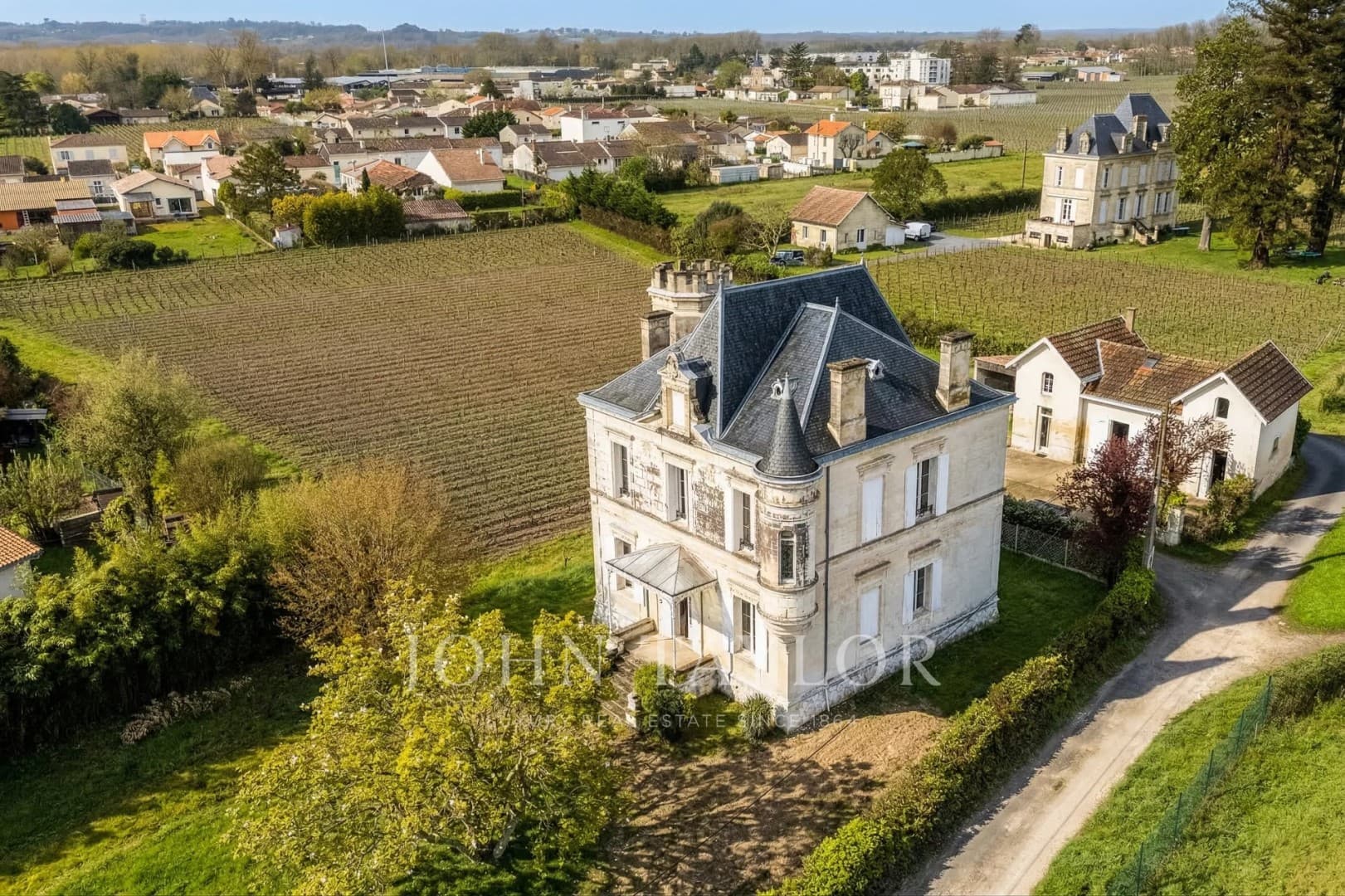 Château with Vineyard and Independent Apartment in Pomerol 3