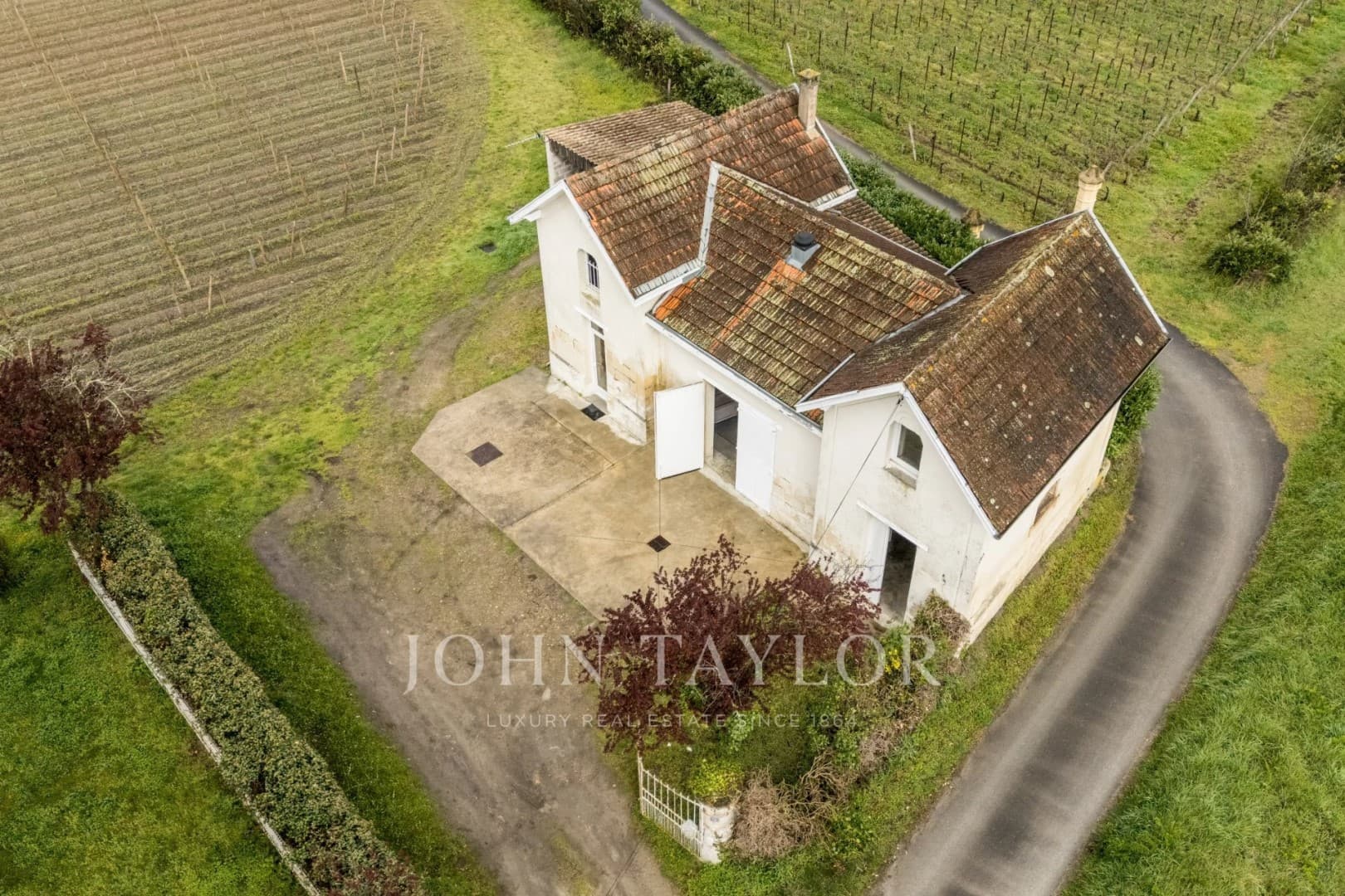 Château with Vineyard and Independent Apartment in Pomerol 5