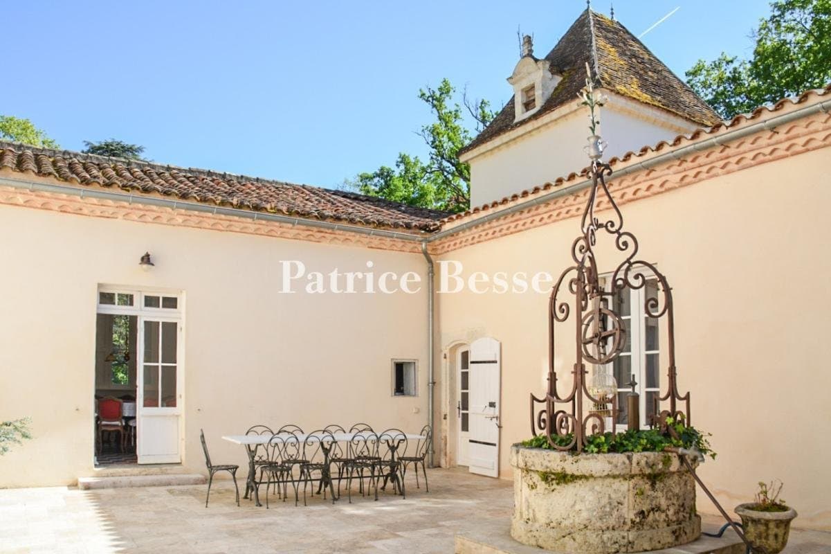 Partly Restored 18th Century Dwelling With 16th Century Lodge And Courtyard 4