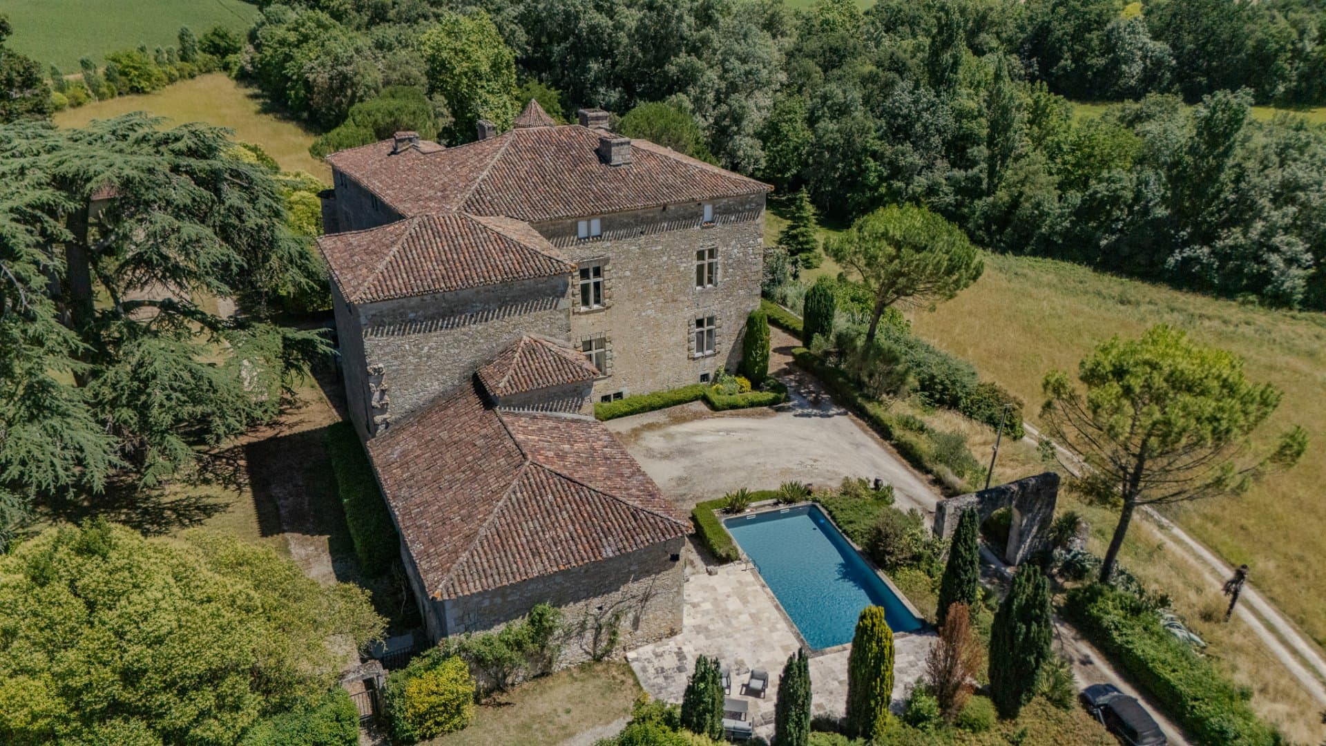 Magnificent Château With Swimming Pool And Original Chapel 5