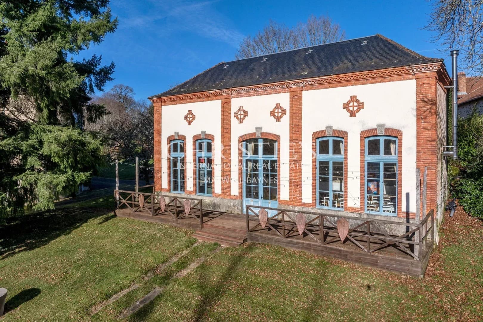 Elegant 18th Century Château With Ten Bedrooms And Extensive Grounds — Château for sale in Haute-Vienne, France