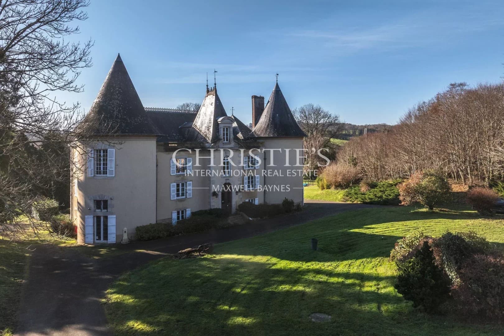 Elegant 18th Century Château With Ten Bedrooms And Extensive Grounds 3