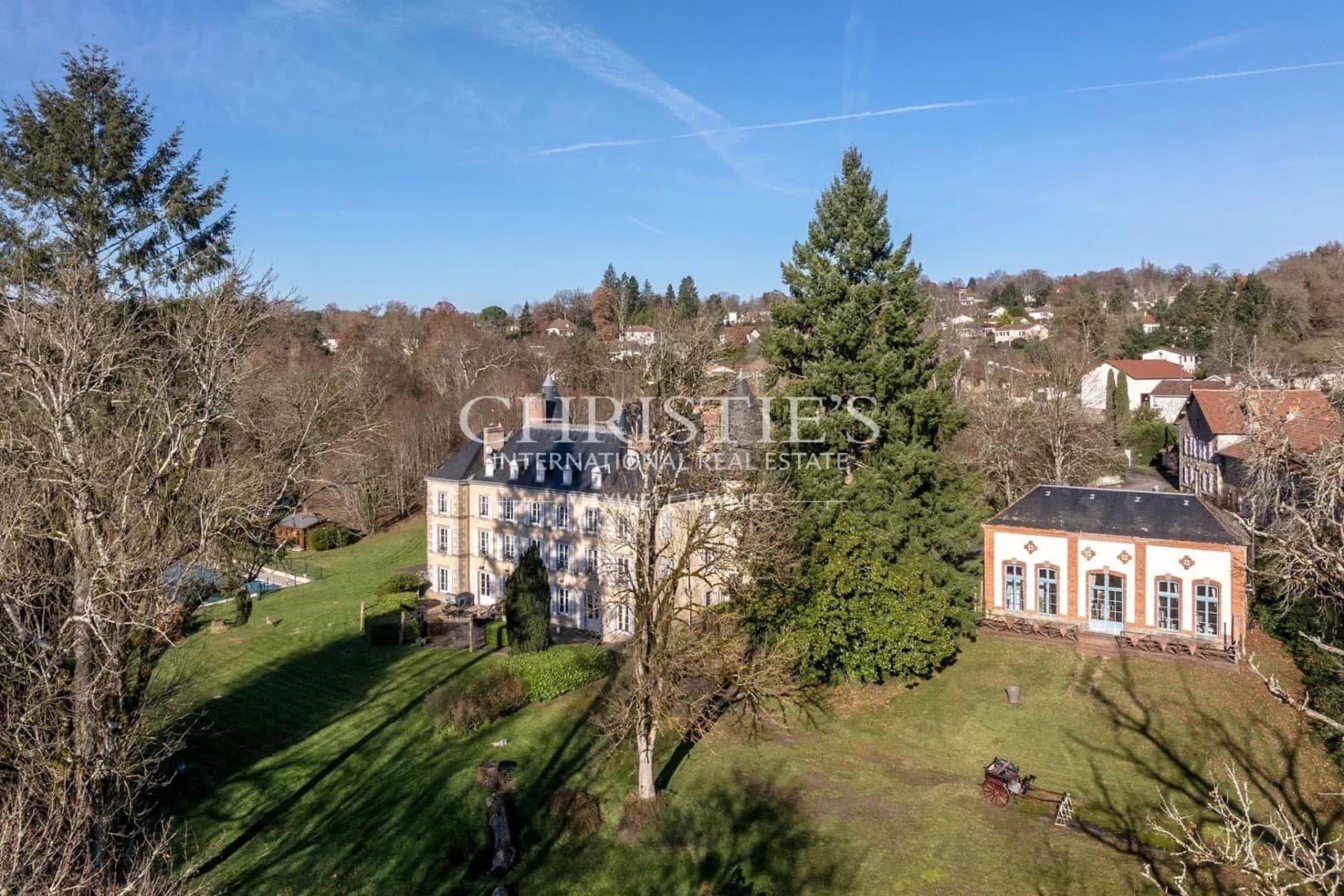 Elegant 18th Century Château With Ten Bedrooms And Extensive Grounds 4