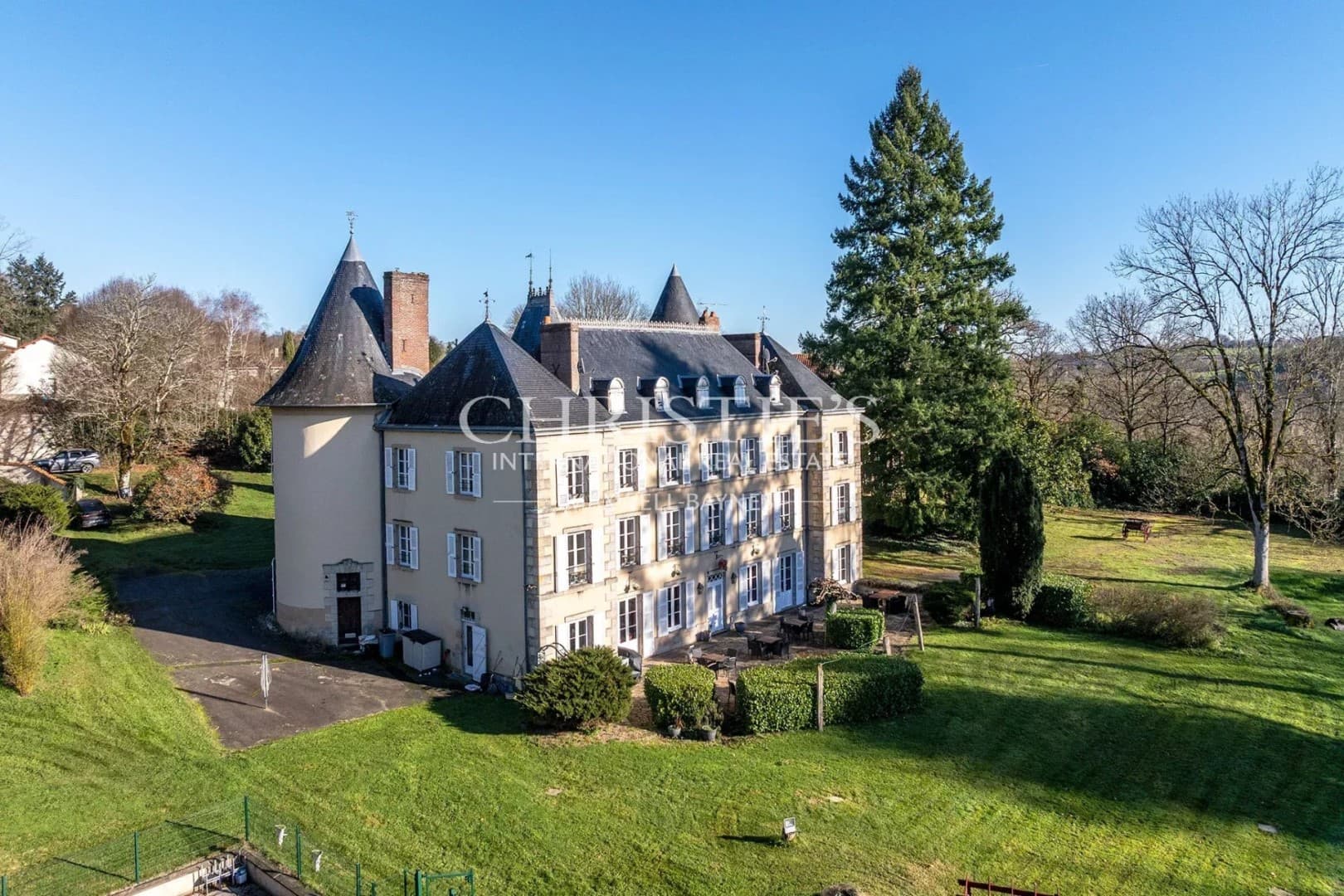 Elegant 18th Century Château With Ten Bedrooms And Extensive Grounds 5