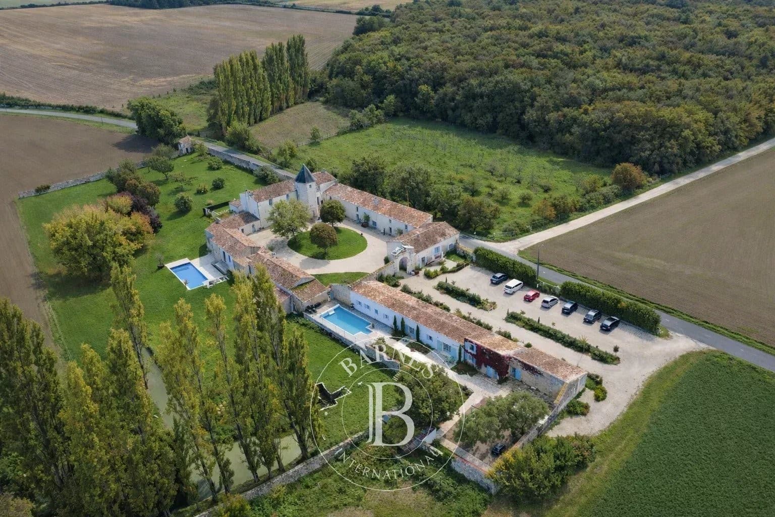 Exceptional 17th Century Château With Guest Houses And Swimming Pools 5