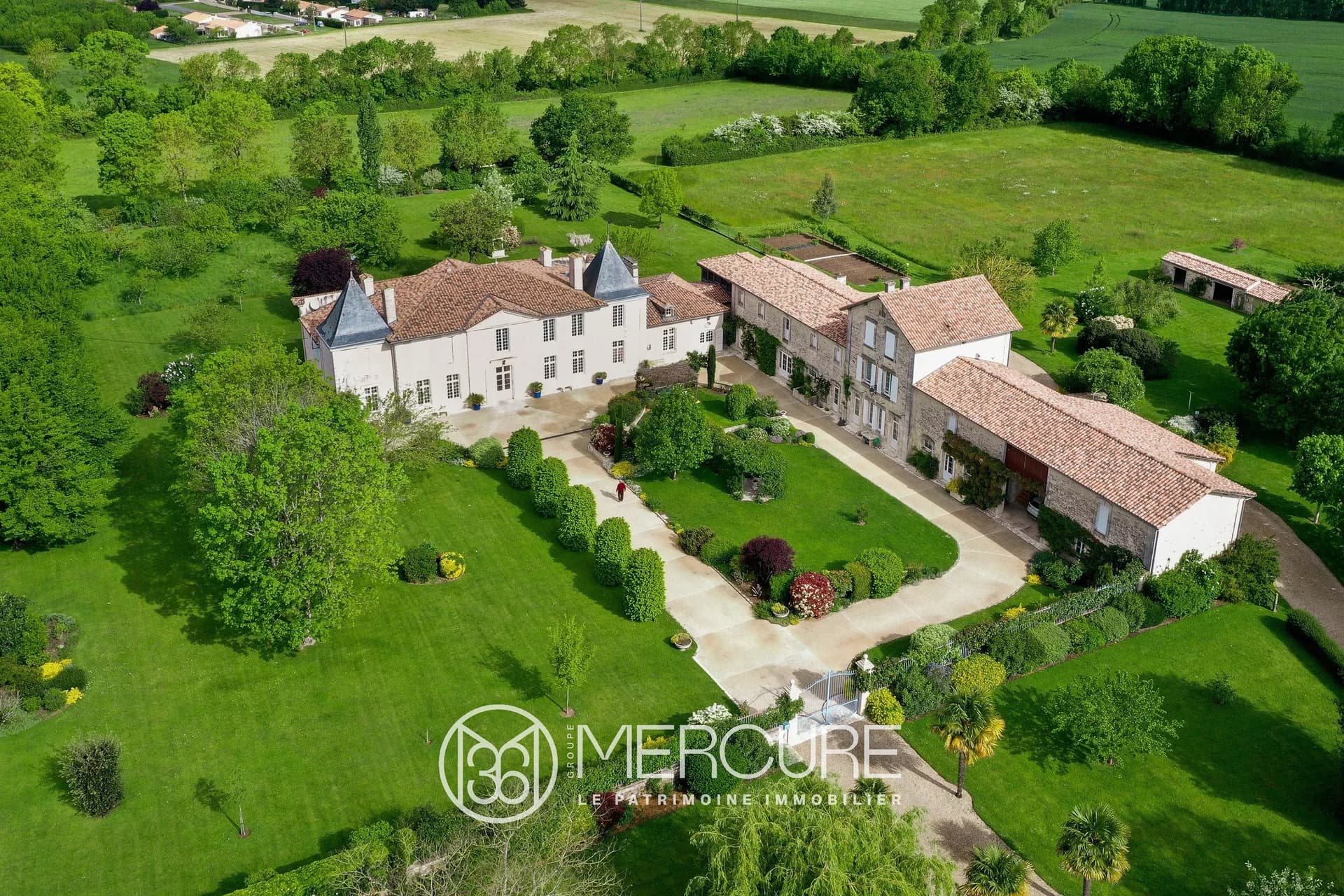 Elegant Late 18th Century Logis Set Within A 5 Hectare Landscaped Park 5
