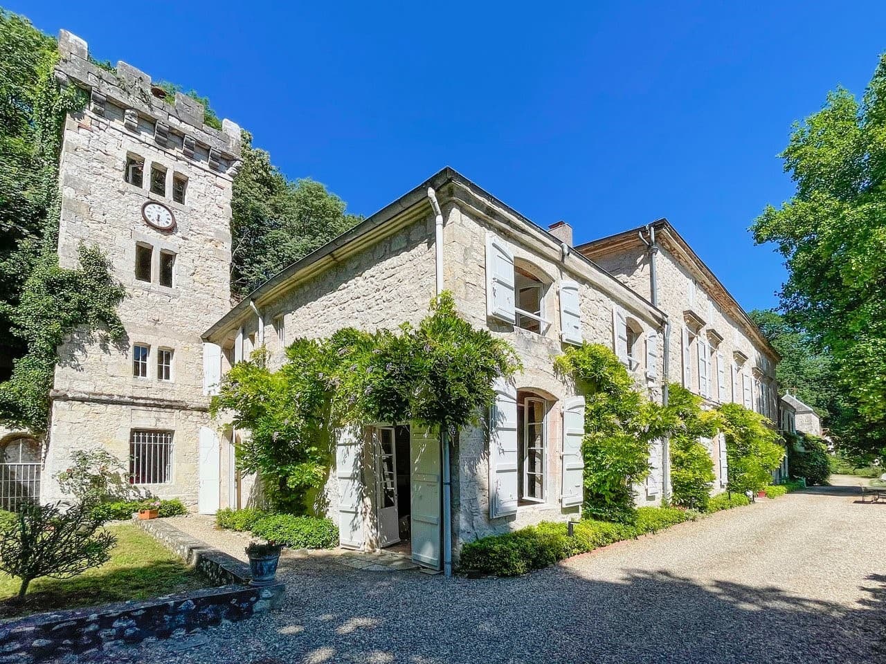 Historic Château With Idyllic Gardens And Modern Comfort — Château for sale in France