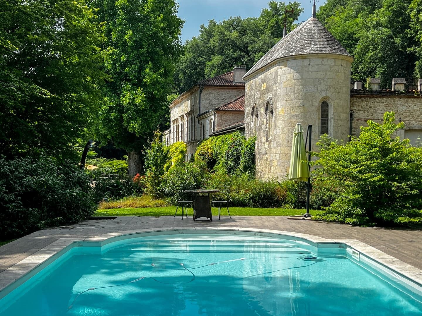 Historic Château With Idyllic Gardens And Modern Comfort 2