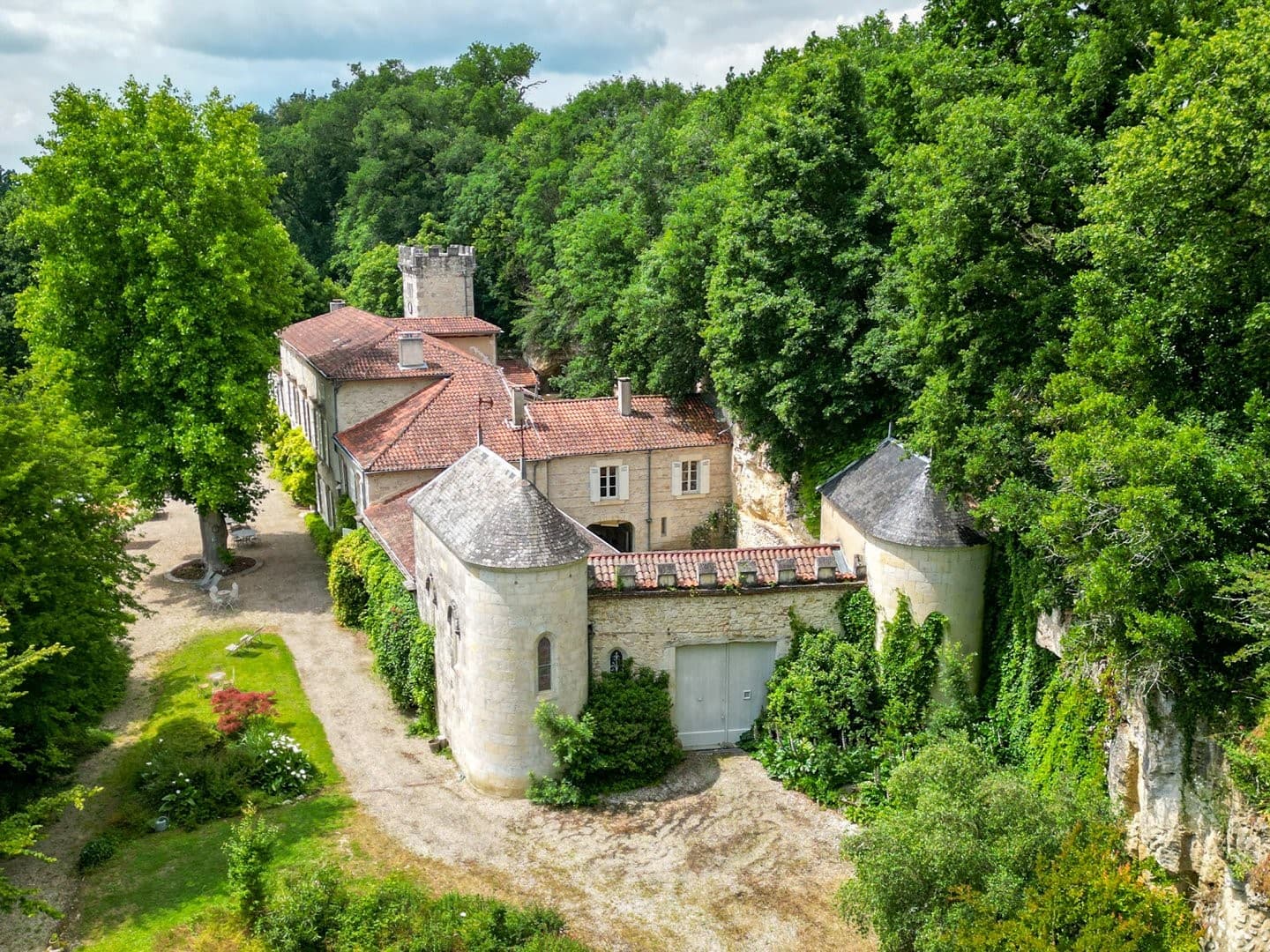 Historic Château With Idyllic Gardens And Modern Comfort 3