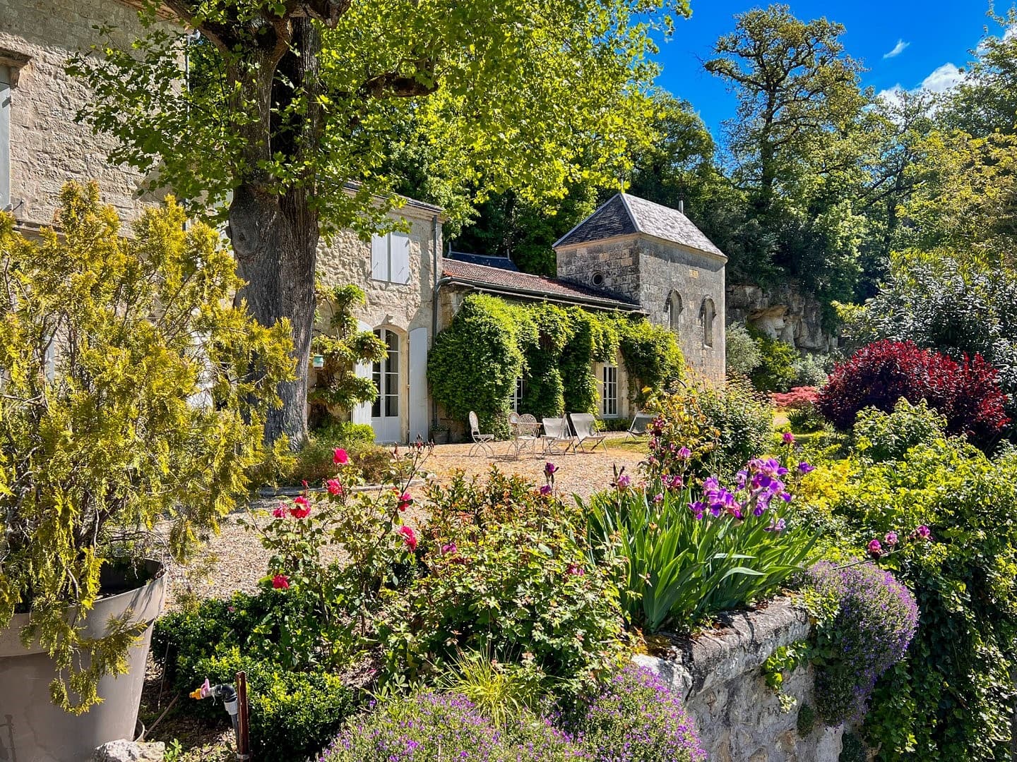Historic Château With Idyllic Gardens And Modern Comfort 4